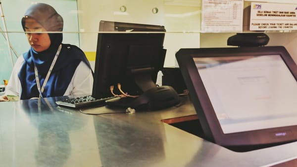 The Great Return-to-Office Debate: New Book Challenges Hybrid Work as "Productivity Killer"